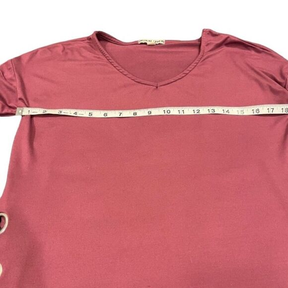 Moral Fiber V-Neck Top with Metal Grommets at Hem Slit in Merlot Size Small - Picture 10 of 12